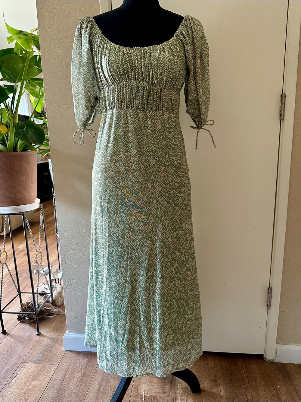 4SI3NNA Sage Green Ditsy Smocked Maxi Dress Size Medium